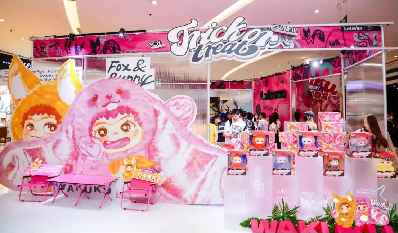 A WAKUKU Fox and Bunny retail stand busy with shoppers in a shopping mall